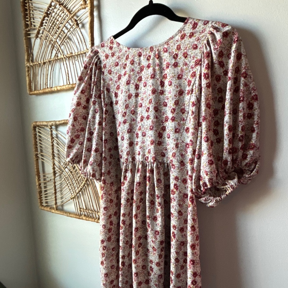 Romantic ditsy floral mini dress with tie back and puffy sleeves size S